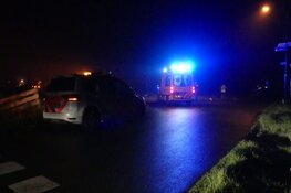 Auto te water in Schagen: automobiliste mee met politie