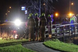 Hulpdiensten treffen auto op de kop in sloot aan, bestuurder gevlogen