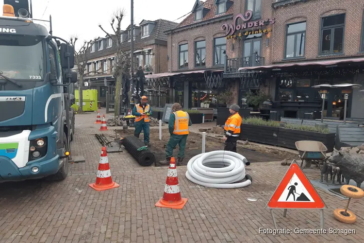 Symbolische eerste boom geplant op de markt in Schagen