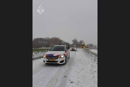 Auto raakt half in de sloot in Schagen