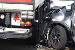Gewonde bij botsing tussen auto en vrachtwagen in Schagen
