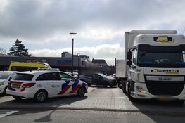 Gewonde bij botsing tussen auto en vrachtwagen in Schagen