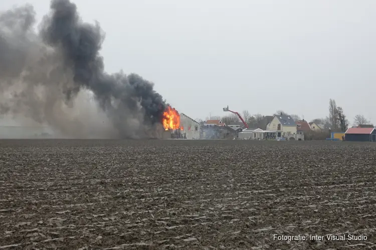 Grote rookwolken bij uitslaande brand in schuur Tuitjenhorn