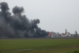 Grote rookwolken bij uitslaande brand in schuur Tuitjenhorn