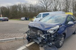 Auto's botsen op N245 bij Oudkarspel