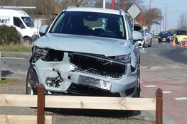 Behoorlijk schade bij botsing met twee auto&#39;s in Sint Maartensvlotbrug