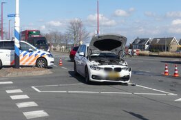 Behoorlijk schade bij botsing met twee auto&#39;s in Sint Maartensvlotbrug