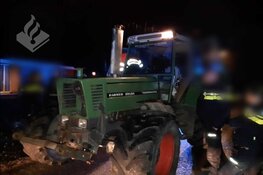 Tractorbestuurder negeert stopteken en wordt klemgereden in Schagen