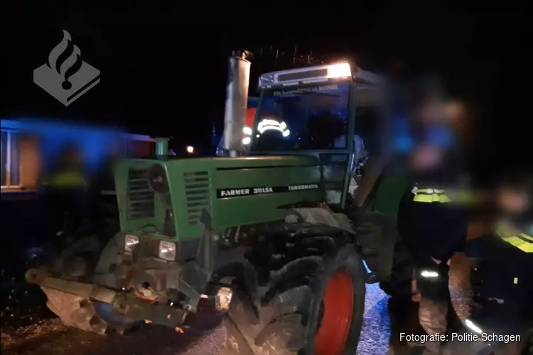 Tractorbestuurder negeert stopteken en wordt klemgereden in Schagen