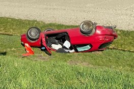 Auto over de kop bij ongeval Slootdorp, twee gewonden