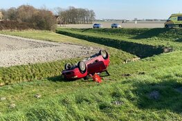 Auto over de kop bij ongeval Slootdorp, twee gewonden
