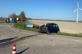 Auto over de kop bij ongeval Slootdorp, twee gewonden