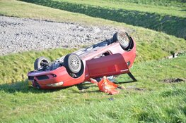 Auto over de kop bij ongeval Slootdorp, twee gewonden