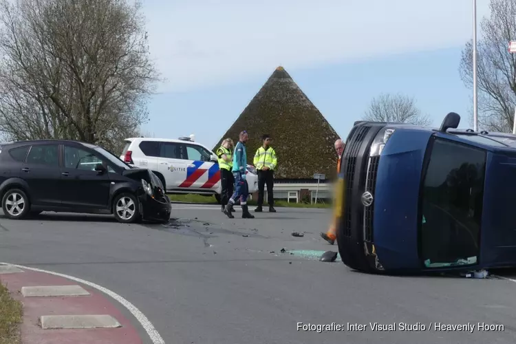 Auto op z&#39;n kant in Schagerbrug