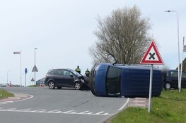 Auto op z&#39;n kant in Schagerbrug