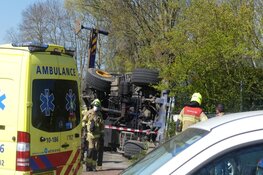 Hijskraan valt om in Schagen