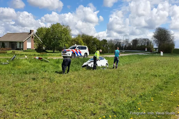 Auto uit de bocht in Warmenhuizen