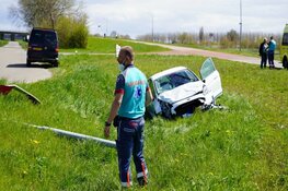 Auto uit de bocht in Warmenhuizen