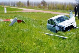 Auto uit de bocht in Warmenhuizen