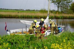 Zeilboot dreigt te zinken bij Schoorldam