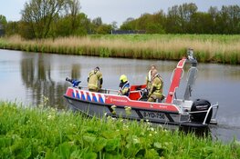 Zeilboot dreigt te zinken bij Schoorldam