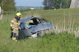 Bestuurder gewond nadat hij met auto over de kop slaat in Anna Paulowna
