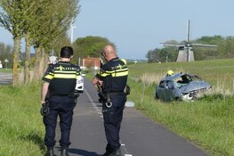 Bestuurder gewond nadat hij met auto over de kop slaat in Anna Paulowna