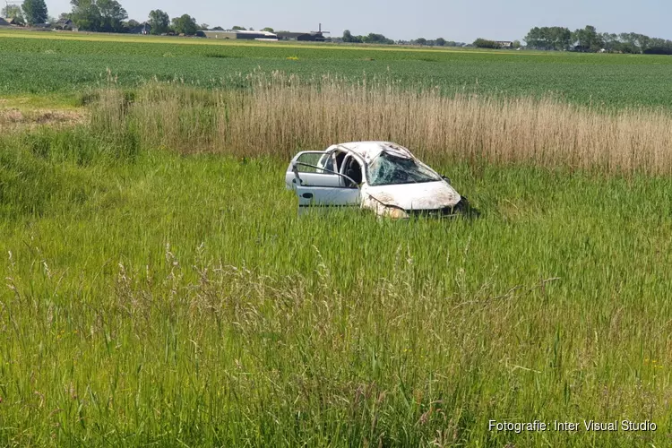Auto over de kop op de Corneliswerverweg in Schagen
