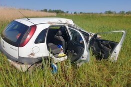 Auto over de kop op de Corneliswerverweg in Schagen
