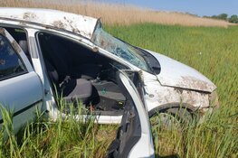 Auto over de kop op de Corneliswerverweg in Schagen