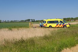 Auto over de kop op de Corneliswerverweg in Schagen