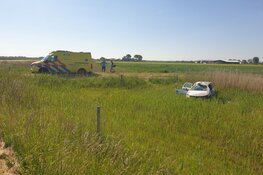 Auto over de kop op de Corneliswerverweg in Schagen