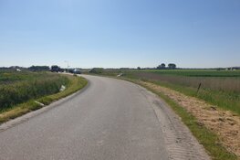 Auto over de kop op de Corneliswerverweg in Schagen