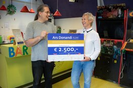 Noord-Hollandse lokale held in Tuitjenhorn in zonnetje gezet met donatie voor goede doelen