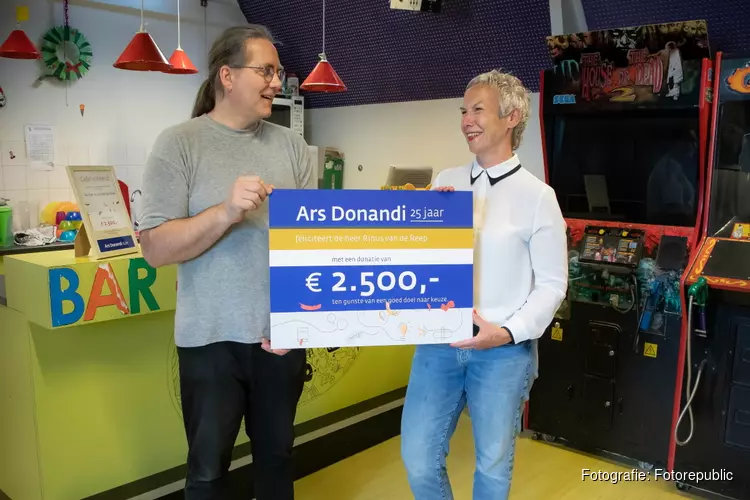 Noord-Hollandse lokale held in Tuitjenhorn in zonnetje gezet met donatie voor goede doelen