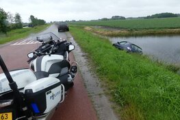 Auto bijna te water in Sint Maarten