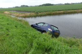 Auto bijna te water in Sint Maarten