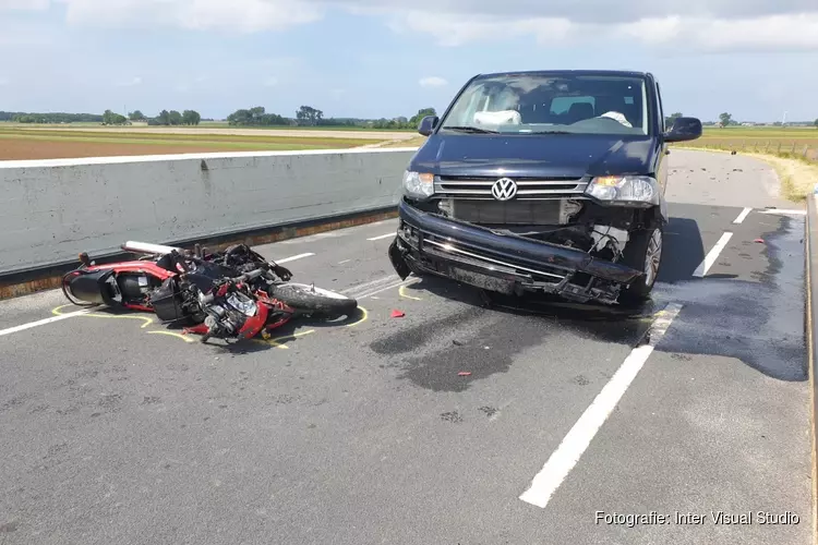 Motorrijder zwaargewond in &#39;t Zand, politie onderzoekt