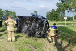 Bedrijfsbus op zijn kant in Waarland na mogelijke wilde rit
