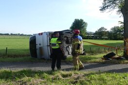 Bedrijfsbus op zijn kant in Waarland na mogelijke wilde rit