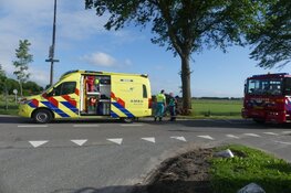 Bedrijfsbus op zijn kant in Waarland na mogelijke wilde rit