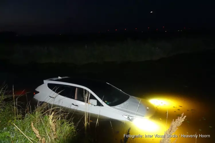 Auto te water langs Lutjewallerweg in Schagen