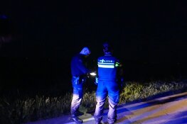 Auto te water langs Lutjewallerweg in Schagen