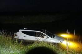 Auto te water langs Lutjewallerweg in Schagen