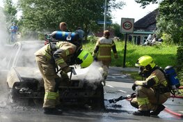 Auto in brand in Schagen: bestuurder licht gewond