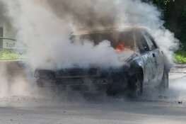 Auto in brand in Schagen: bestuurder licht gewond