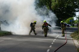 Auto in brand in Schagen: bestuurder licht gewond