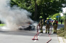 Auto in brand in Schagen: bestuurder licht gewond
