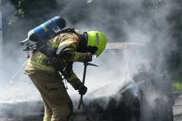 Auto in brand in Schagen: bestuurder licht gewond