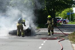 Auto in brand in Schagen: bestuurder licht gewond